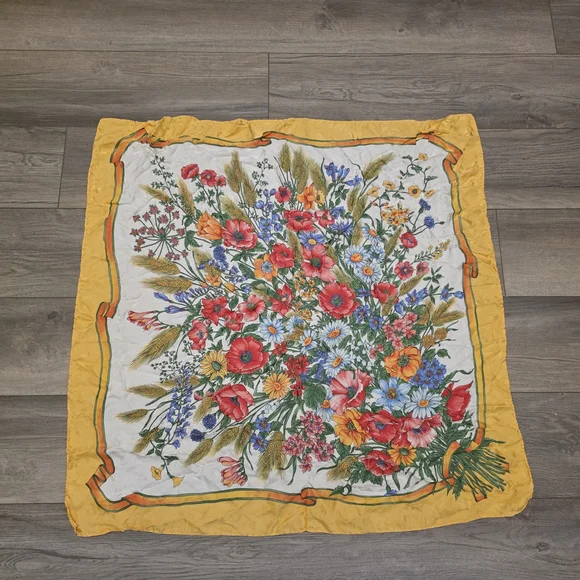 Vtg Gucci 100% Silk Scarf Made In Italy Floral Bouquet Design - Picture 1 of 16